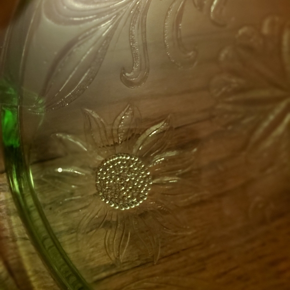 Green depression serving plate with feet.  Daisy flowers pattern Mint - Picture 7 of 10